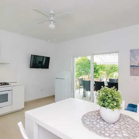 Four Bedroom Holiday In 別荘 ストン